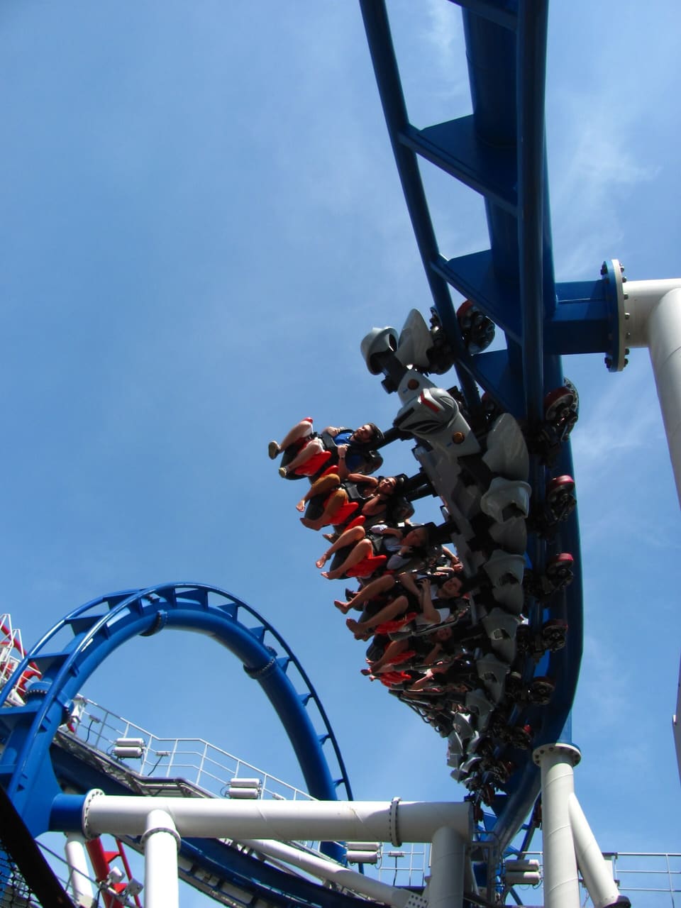 Battlestar Galactica: CYLON — Inverted dueling launch coaster, Universal Studios Singapore