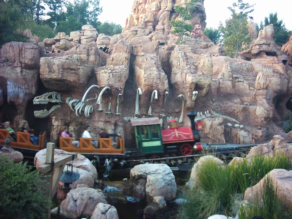 Big Thunder Mountain — Custom MK-900 mine train, Disneyland Paris