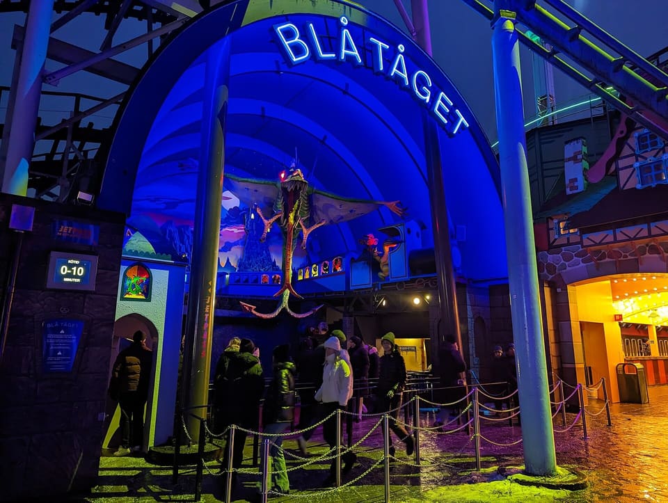 Blå Tåget — Tracked ghost train with four-passenger cars, Gröna Lund
