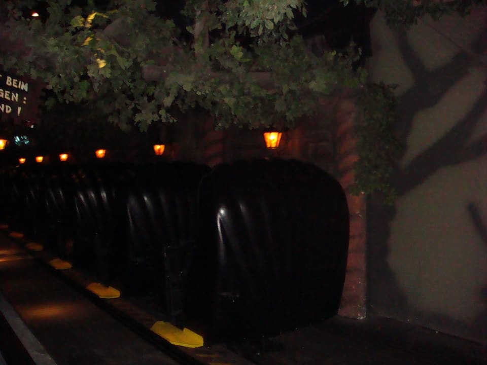 Geister Rikscha — Continuous transport system with 100 rotating three-seat rickshaws, Phantasialand