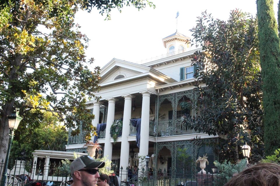 Haunted Mansion — Omnimover (131 ride vehicles on a continuous chain), Disneyland