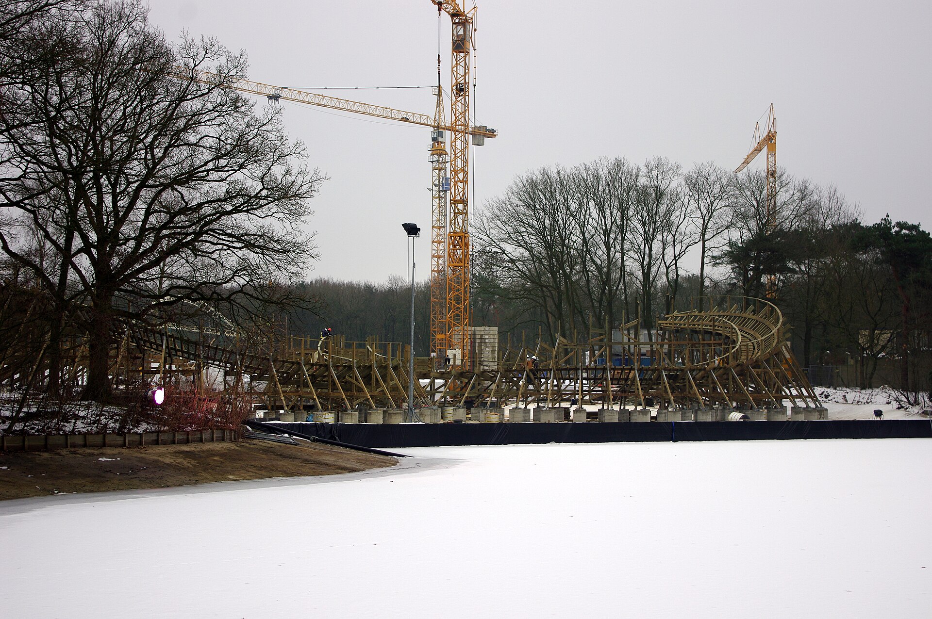 Joris en de Draak — Racing wooden coaster (Water and Fire tracks), Efteling
