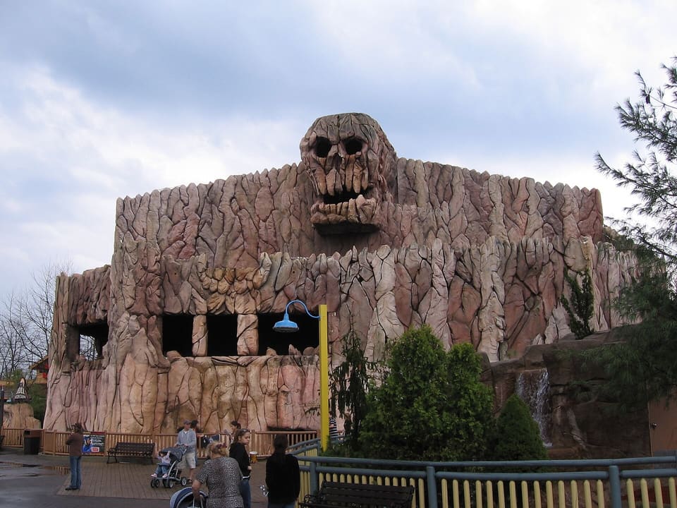 Skull Mountain — Indoor / Family Roller Coaster, Six Flags Great Adventure