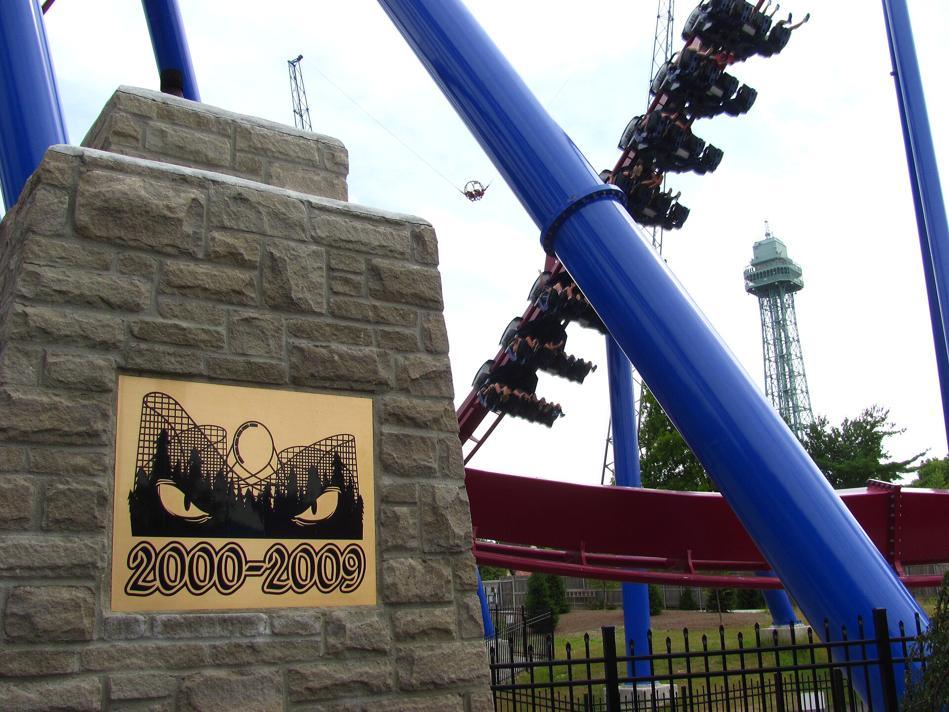 Son of Beast — Wooden hypercoaster with vertical loop, Kings Island