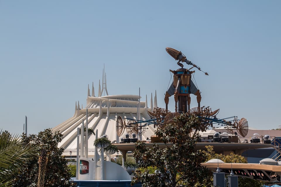 Space Mountain — Custom launched steel coaster, Disneyland Paris