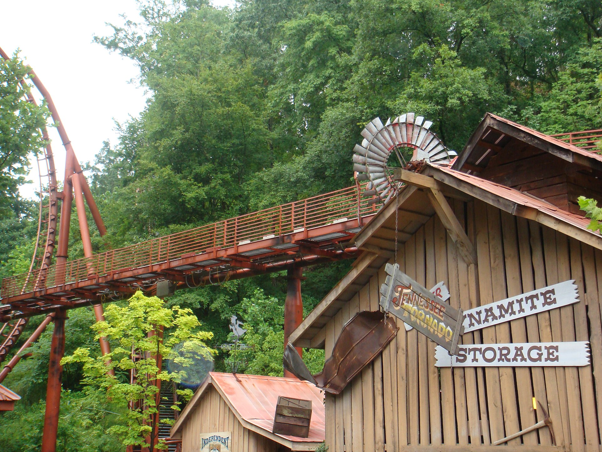 Tennessee Tornado — Custom Looping Coaster, Dollywood