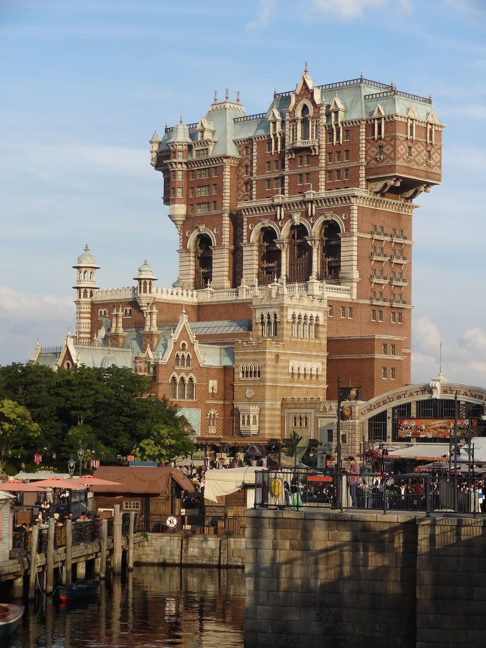 Tower of Terror — Accelerated drop-tower dark ride, 3 shafts, Tokyo DisneySea