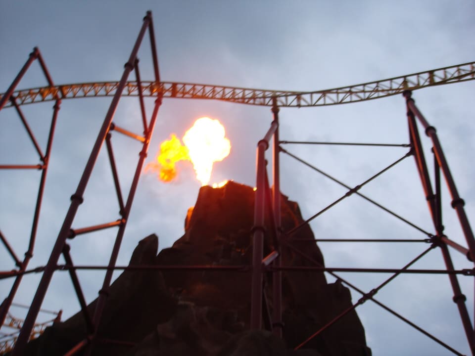 Volcano: The Blast Coaster — Inverted LIM launch coaster, Kings Dominion